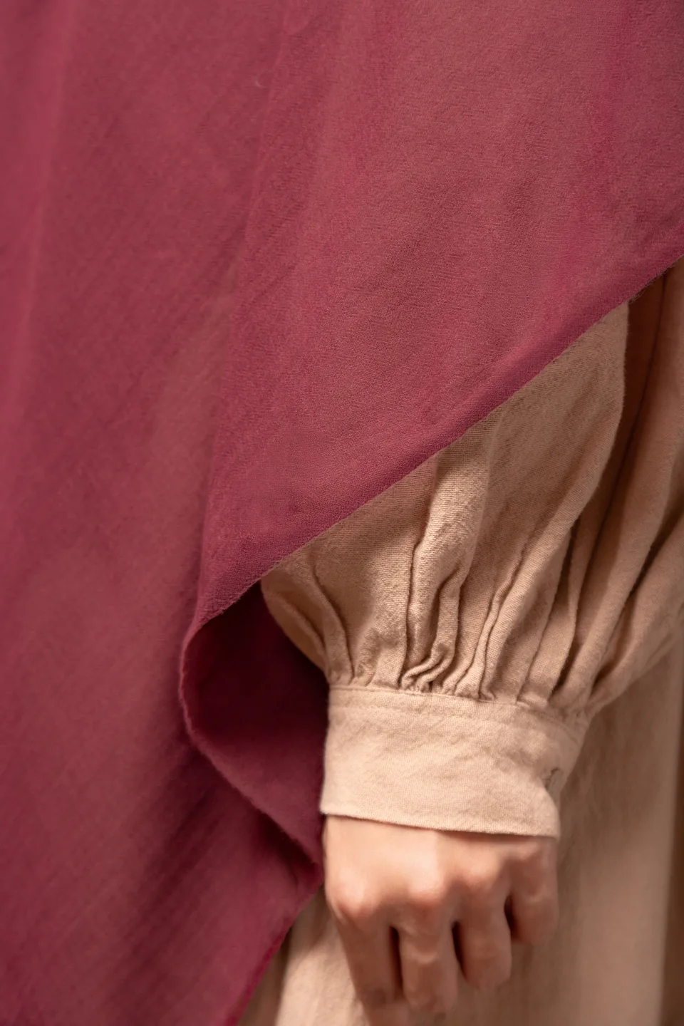 Detail Suwha Hijab Square, Burgundy, foto 2